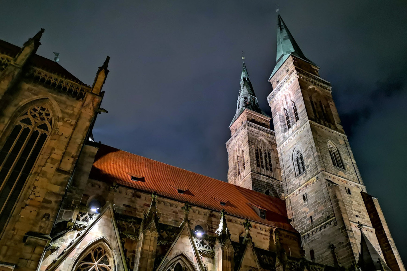 Bild © AdobeStock Die beleuchtete Sebalduskirche in einer winterlichen Nacht., Bild © AdobeStock