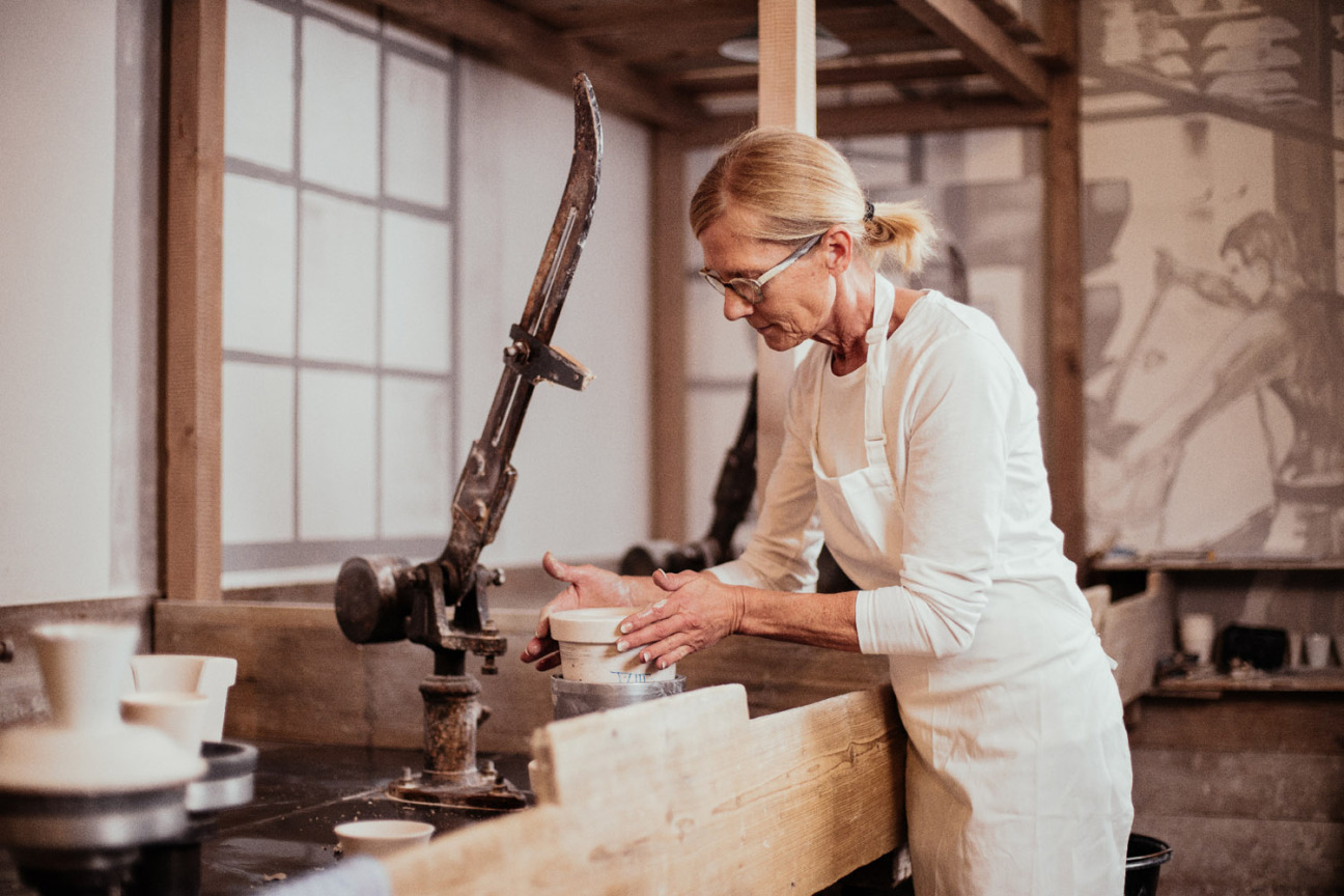 Bild © Tim Nachbar / Porzellanikon Selb Vorführung im Porzellanikon Selb: Drehen eines Bechers, Bild © Tim Nachbar / Porzellanikon Selb