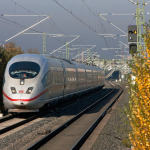 Ein ICE auf der Schnellfahrstrecke kurz vor Nürnberg