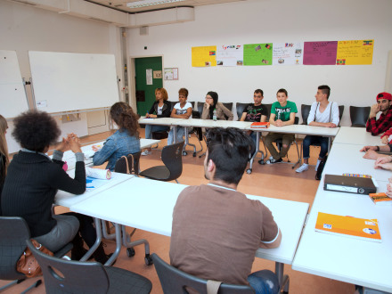 Das Bild zeigt junge Geflüchtete bei einem Deutsch·kurs.