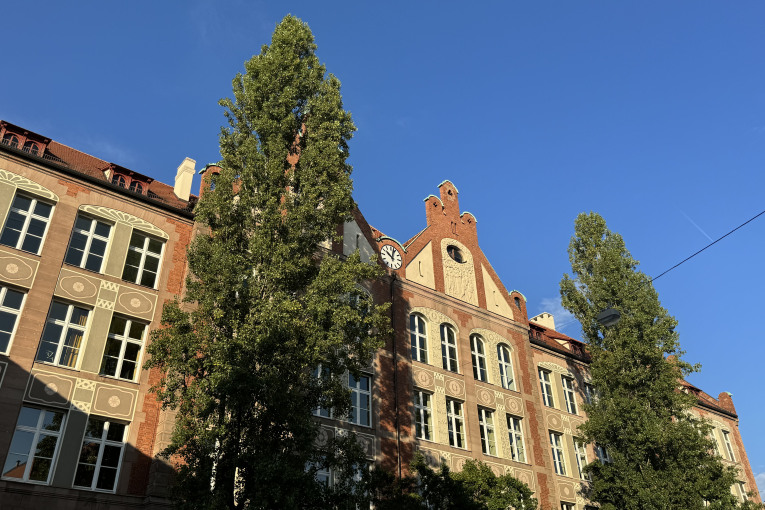 Blick auf die Dr.-Theo-Schöller-Schule in Nürnberg