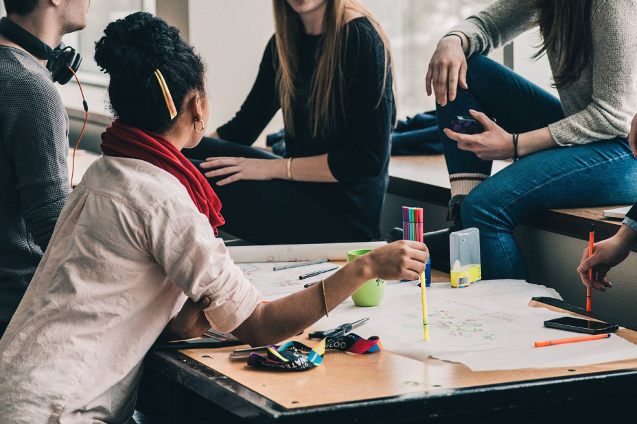 Bild © pixabay Junge Menschen um einen Tisch bei einer Besprechung, Bild © pixabay