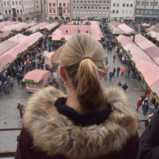 ( Bild: Christine Dierenbach / Stadt Nürnberg ) Das Christkind bei der Tonprobe.
