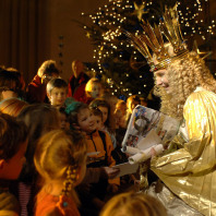 Das Christkind nimmt die Wunschzettel der Kinder in Empfang.