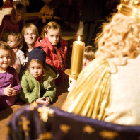 Gebannt lauschen die Kinder der Geschichte des Christkinds.