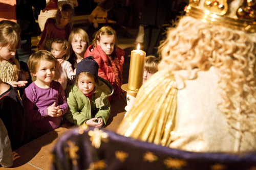 Im Sternenhaus lauschen Kinder dem Christkind.