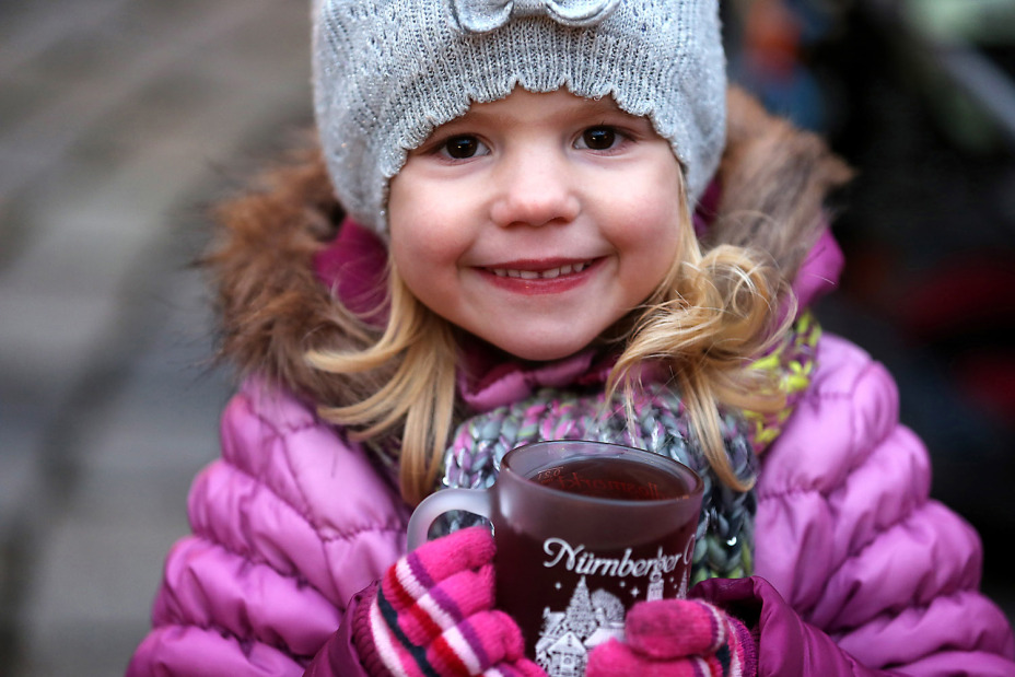 Bild © Steffen Oliver Riese / CTZ Nürnberg Kleines Mädchen mit einem Kinderpunsch., Bild © Steffen Oliver Riese / CTZ Nürnberg