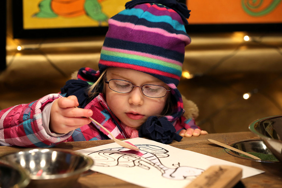 Bild © Steffen Oliver Riese / CTZ Nürnberg Mädchen gestaltet ein Sandbild in einer Mitmachbude auf der Kin, Bild © Steffen Oliver Riese / CTZ Nürnberg