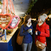 Der Christkindlesmarkt ist ein guter Ort, um Freunde zu treffen.