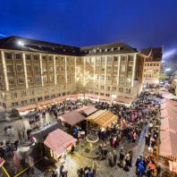 Blick auf den Markt der Partnerstädte auf dem Nürnberger Christkindlesmarkt.