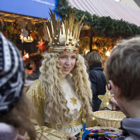 Das Christkind verteilt Sterne für die Aktion Sternstunden.