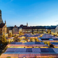 Blick vom Rathaus über den Nürnberger Christkindlesmarkt. 