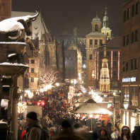 Besucher des Christkindlesmarkts mit Blick auf die Fleischbrücke.