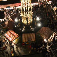 Der Schöne Brunnen auf dem Hauptmarkt ist festlich beleuchtet.