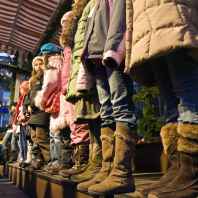 Kinderchor auf der Bühne auf dem Hauptmarkt.