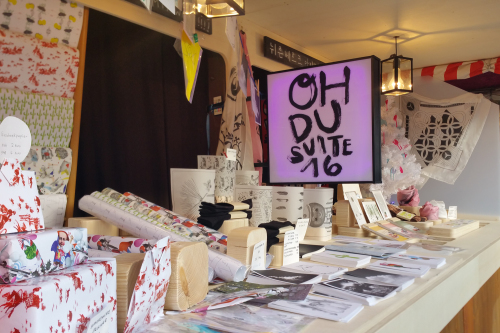Pop-Up-Bude mit Design-Objekten und Druckgrafiken von Frisches Design auf dem Nürnberger Christkindlesmarkt.