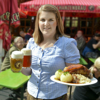 Bedienung mit Bier und Schäuferla auf dem Altstadrfest