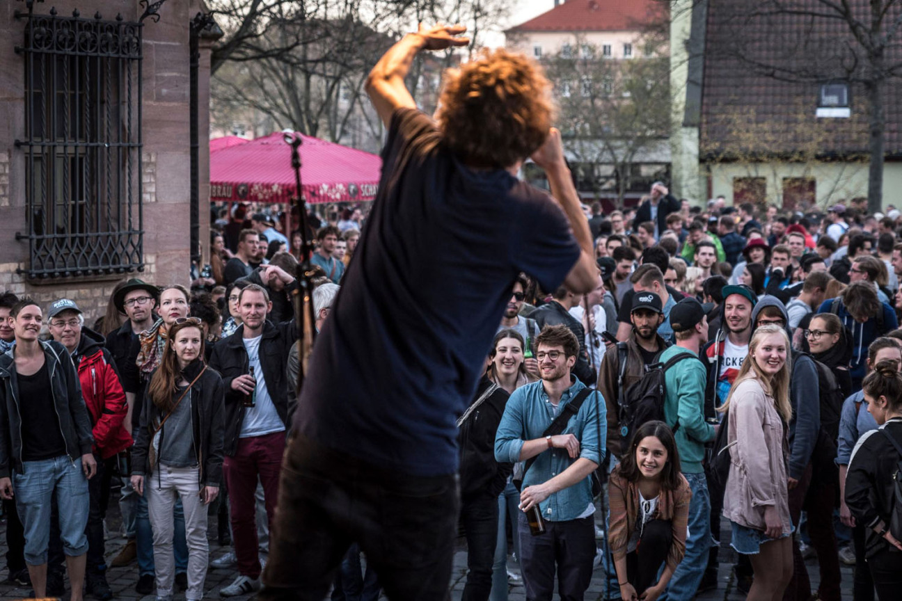 Bild © Frank Schuh Bühne mit Sänger bei Bierchen und Bühnchen auf dem Veit Stoß Platz in Gostenhof., Bild © Frank Schuh