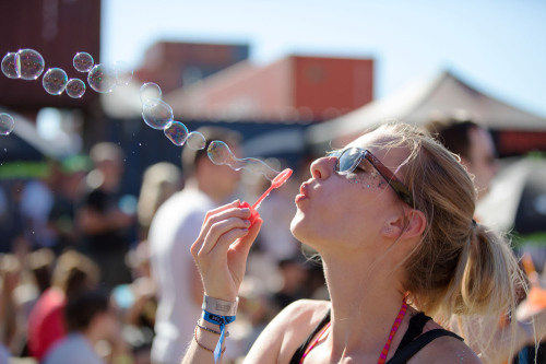 Besucherin mit Seifenblasen auf dem Container Love Festival in Nürnberg.