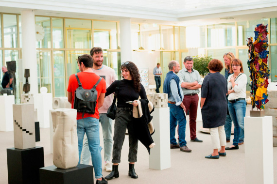 Besucher der Art Weekend in der Galerie Von und Von