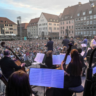 Die a Cappella-Band Viva Voce begeisterte am Freitagabend gemeinsam mit den Nürnberger Symphonikern die Zuschauer auf dem Hauptmarkt. 