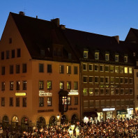 Tausende Besucher zünden Kerzen an: Der Segen zur Nacht findet an jedem Kirchentags-Abend auf dem Hauptmarkt statt.  