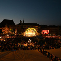 Tausende Besucher zünden Kerzen an: Der Segen zur Nacht findet an jedem Kirchentags-Abend auf dem Hauptmarkt statt.  