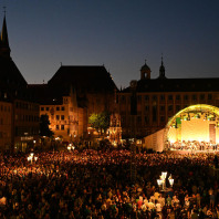 Tausende Besucher zünden Kerzen an: Der Segen zur Nacht findet an jedem Kirchentags-Abend auf dem Hauptmarkt statt.  