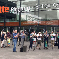 Musikalischer Empfang am Eingang zur Messe Nürnberg.