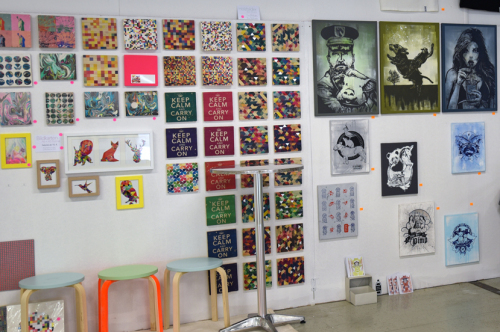 Bilder zum Verkauf hängen an einer Wand beim supermART im Ofenwerk