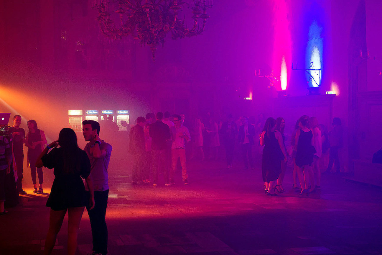 Bild © Christine Dierenbach Partygäste im farbig ausgeleuchteten Historischen Rathaussaal., Bild © Christine Dierenbach