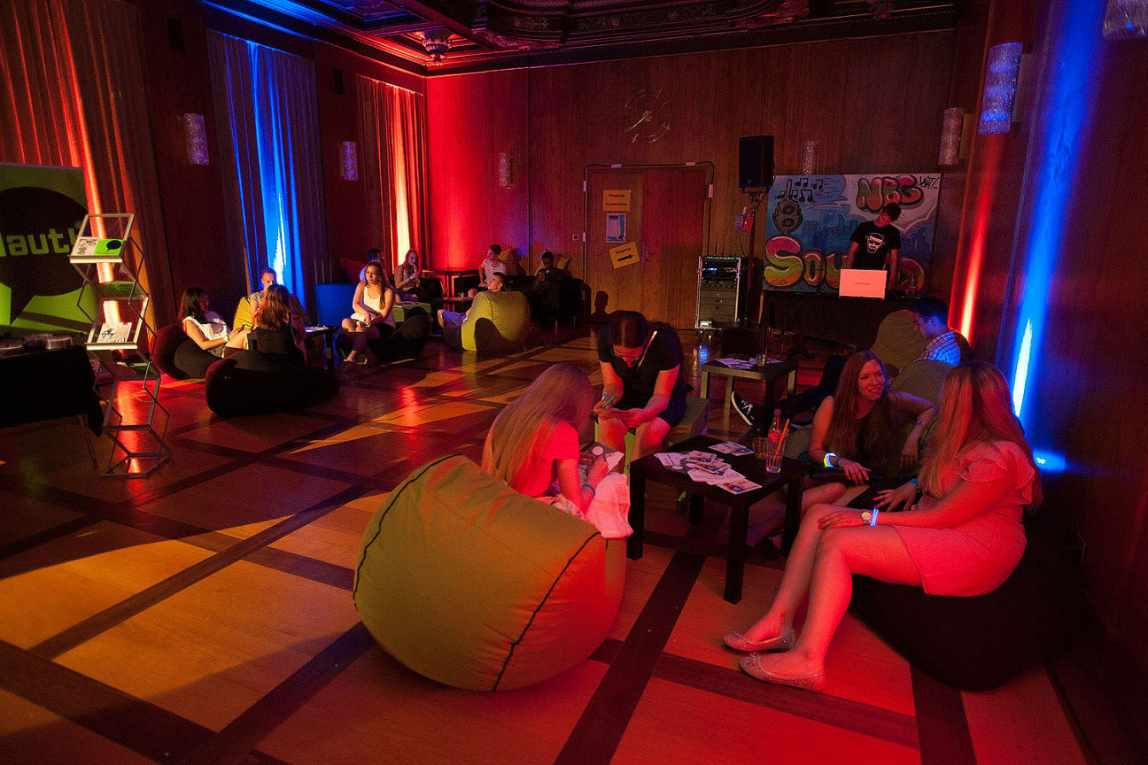 Bild © Christine Dierenbach Gäste beim Rathausclubbing auf Sitzsäcken im Schönen Saal., Bild © Christine Dierenbach