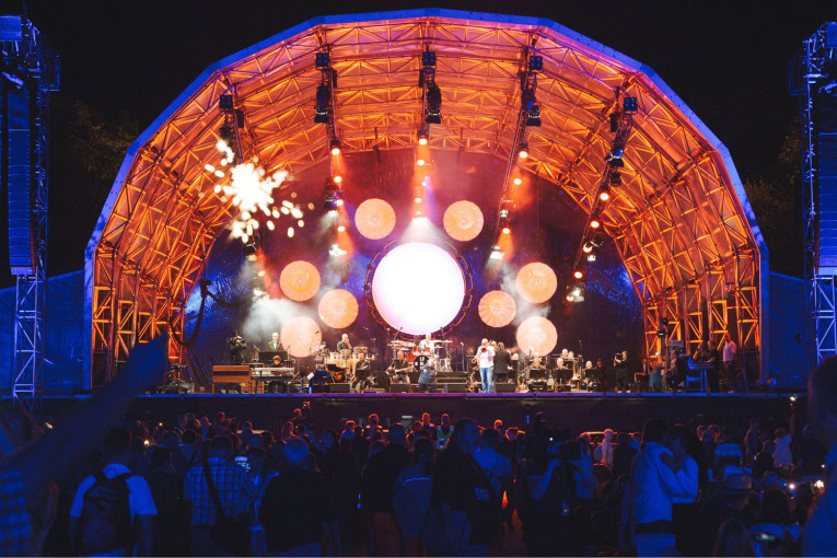 Big Band auf der Bühne von Stars im Luitpoldhain bei Nacht.