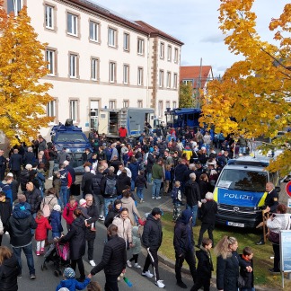 ( Bild: Nina Gindele ) Blick auf das Polizeigelände am Tag der offenen Tür. Die Polizei präsentiert Tauchfahrzeuge, Boote, Wasserwerfer und mehr. Viele Besucher laufen umher.