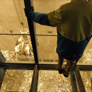 ( Bild: Nina Gindele ) Bilck aus der Kran-Kanzel auf den Kran und den angelieferten Müll in der Müllverbrennungsanlage.