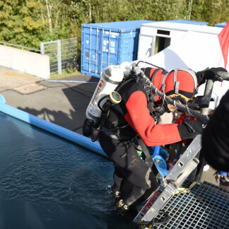( Bild: Henning Persian ) Ein Taucher steigt an der Schleuse Eibach in einen Tank, um Besuchern Schweißarbeiten unter Wasser vorzuführen.