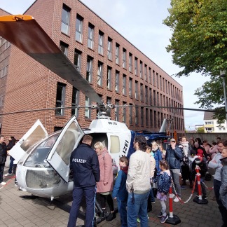 ( Bild: Nina Gindele ) Besucher der Polizeiinspektion in der Wallensteinstraße besichtigen einen Polizeihubschrauber.