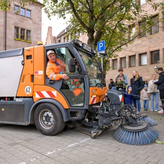 ( Bild: Anestis Aslanidis ) Straßenkehrmaschine von Sör auf dem Fünferplatz.