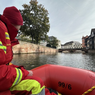 ( Bild: Hanna Quitterer ) Ein rotes DLRG-Rettungsboot fährt auf fder Pegnitz in Richtung Liebesinsel.