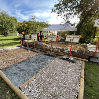 ( Bild: Sabine Hieronymus ) Sör präsentiert verschiedene Belage für Spielplätze im Marienbergpark.
