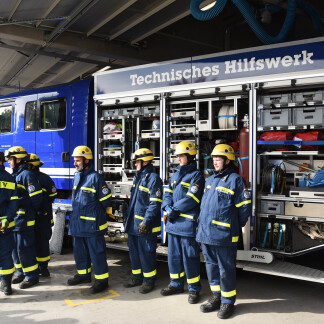( Bild: Henning Persian ) Mitglieder des Technischen Hilfswerks präsentieren am Tillypark ihre Geräte.
