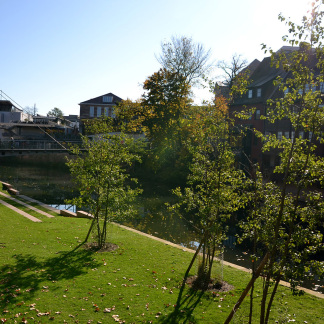 ( Bild: Heike Bauer / Stadt Nürnberg ) Zwar kein Projekt des Hochbauamts, sondern des Umweltamts, bei der Runde aber trotzdem erwähnenswert: die neuen Terrassen an der Pegnitz. So nah wie hier kommt man dem Fluss bisher sonst nirgends.