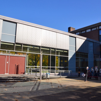 ( Bild: Heike Bauer / Stadt Nürnberg ) Der neue Anbau der Grund- und Mittelschule Insel Schütt ist fast transparent. Die Bäume auf der anderen Seite des Hofes scheinen durch die großzügige Verglasung zum Greifen nah.