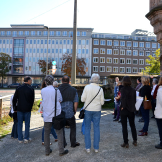 ( Bild: Heike Bauer / Stadt Nürnberg ) Das Gebäude aus den 50ern besticht durch seine klare Gliederung und die Dachterrassen. Diese sind zwar nicht begehbar, aber aus Klimaschutzgründen immerhin begrünt.