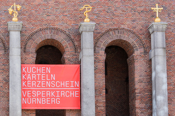Portal der Gustav-Adolf-Gedächtniskirche mit dem Banner der Vesperkirche.