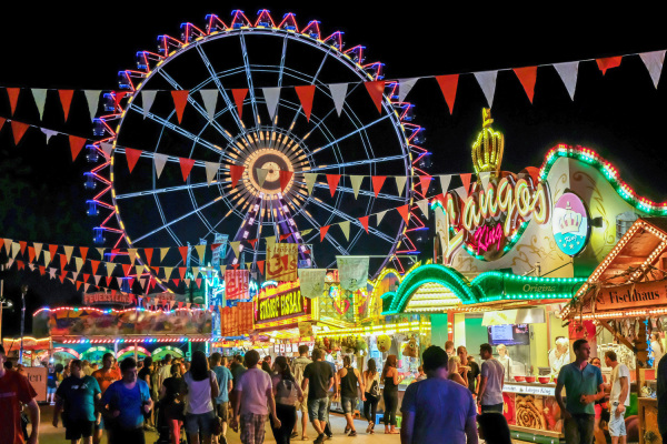 Das Herbstvolksfest bei Nacht.