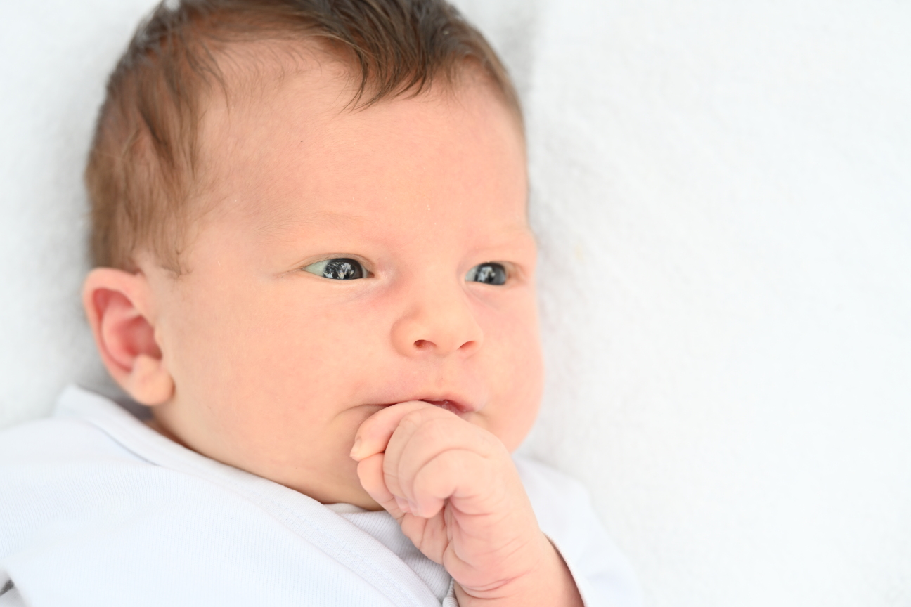 Bild © Christine Dierenbach / Stadt Nürnberg Ein Baby blickt in die Ferne, Bild © Christine Dierenbach / Stadt Nürnberg