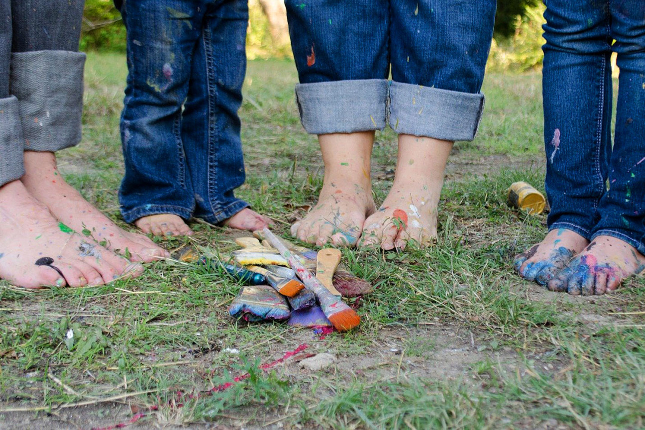 Bild © pixabay Nackte mit Farbe besprenkete Füße einer vierköpfigen Familie auf einem Rasen., Bild © pixabay