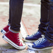 Zwei Teenager mit Sneaker