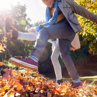 ( Bild: WavebreakMediaMicro - stock.adobe.com ) Teenager Herbstlaub